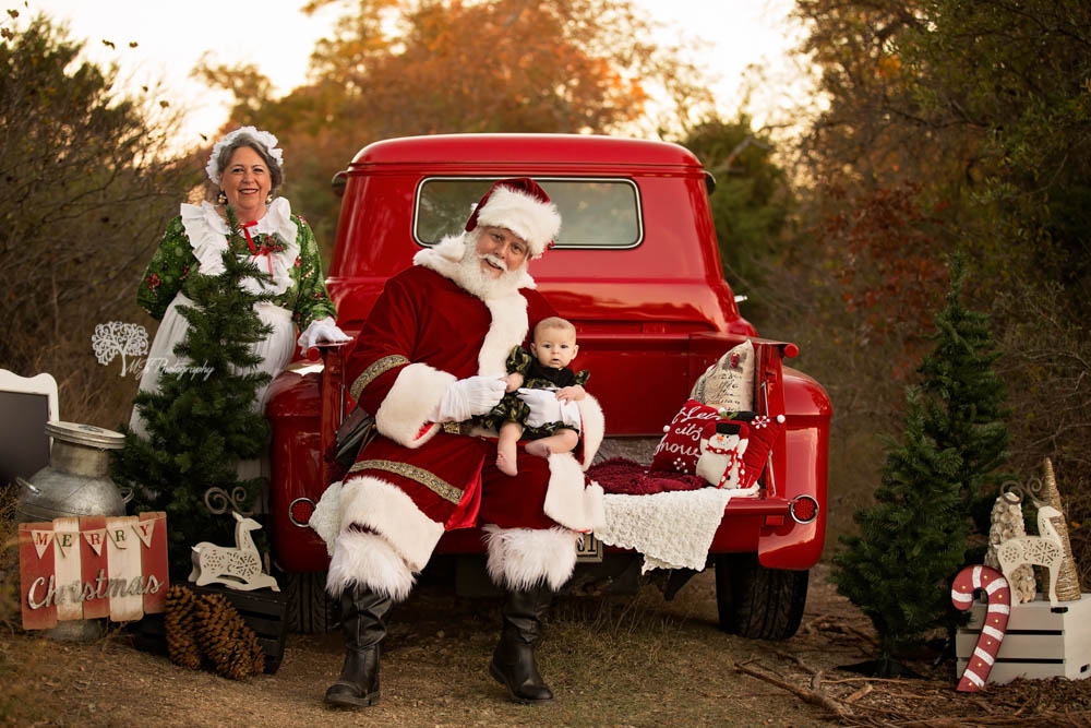KatyTexas family photographer with Santa